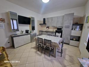 Kuchyňa alebo kuchynka v ubytovaní Casa vacanze da Nonna Rosa Ortona