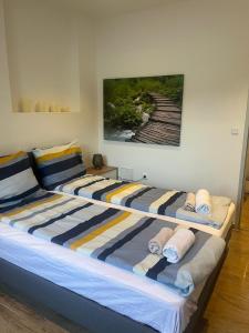 Una cama grande con toallas encima. en Santa Lucia Apartments, en Bodensdorf