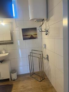 baño con lavabo y espejo en la pared en Santa Lucia Apartments, en Bodensdorf