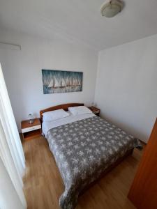 سرير أو أسرّة في غرفة في Sunce Mobile Homes & apartments