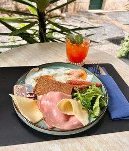 ein Teller mit Fleisch und Gemüse auf einem Tisch in der Unterkunft Perello Old Town in Split