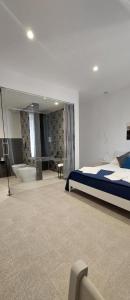 アヴォラにあるMiramare rooms b&bのベッドルーム1室(ベッド1台、バスタブ付)