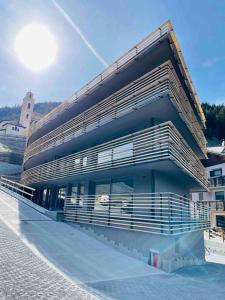 - un grand bâtiment avec des balcons sur le côté dans l'établissement Appartamento nuovo tra Bormio e Livigno, à Valdidentro