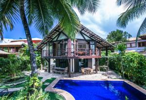 Villa con piscina y casa en Shanti House, en Praia do Forte