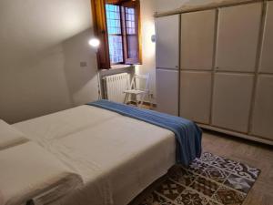 ein kleines Schlafzimmer mit einem Bett und einem Fenster in der Unterkunft Villa Lagioia 1 in Bari