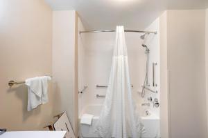 Ένα μπάνιο στο Sleep Inn North - Central York +52 φωτογραφίες