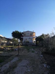 ein weißes Haus inmitten eines Gartens in der Unterkunft Villa Lagioia 1 in Bari