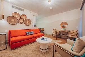 salon z czerwoną kanapą i stołem w obiekcie Renaissance Wind Creek Aruba Resort w mieście Oranjestad