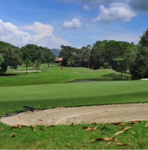 uma vista para um campo de golfe com um verde em Private Owned Suite at Coronado Luxury Suite Hotel & Golf Course em Playa Coronado