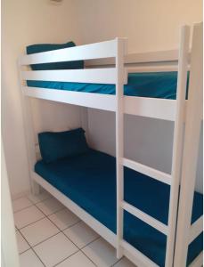 Cette chambre comprend 2 lits superposés avec des draps bleus. dans l'établissement Belle Maisonette dans Residence 3* avec piscine partagée, à Saint-Saturnin-lès-Avignon