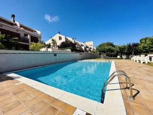 - une piscine dans une cour à côté d'un bâtiment dans l'établissement Villa Les Punxes, à Sant Feliu de Guíxols