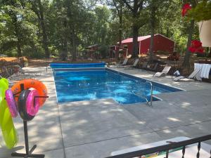 Swimmingpoolen hos eller tæt på Cedar Grove Inn