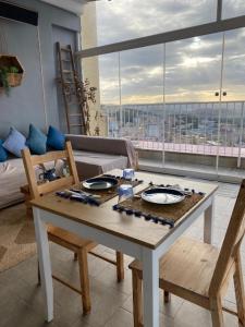 - un salon avec une table et un canapé dans l'établissement La Terrazza di Empedocle, à Agrigente