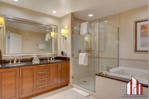 Ένα μπάνιο στο MGM Signature-11-803 F1 Track & Strip View Studio