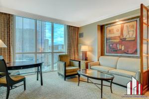 Χώρος καθιστικού στο MGM Signature-11-803 F1 Track & Strip View Studio