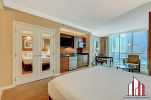 Ένα ή περισσότερα κρεβάτια σε δωμάτιο στο MGM Signature-11-803 F1 Track & Strip View Studio