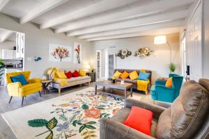 Fotografie z fotogalerie ubytování Charming Home with Hot Tub about 5 Mi to Joshua Tree! v destinaci Joshua Tree