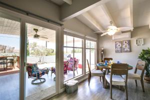 Fotografie z fotogalerie ubytování Charming Home with Hot Tub about 5 Mi to Joshua Tree! v destinaci Joshua Tree