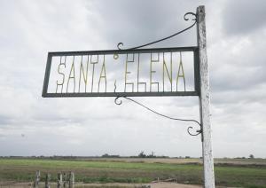 una señal que dice Santa Elena en un poste en Estancia Santa Elena en Villa Lía