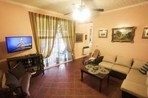 a living room with a couch and a table at Estancia Santa Elena in Villa Lía