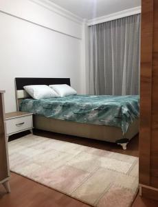 1 dormitorio con cama y ventana en Lovely 2 bedroom vacation rental unit, en Yalova