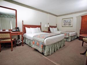 Letto o letti in una camera di Travelodge by Wyndham Niagara Falls Fallsview