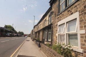 um edifício de tijolos ao lado de uma rua em Lundwood House em Barnsley