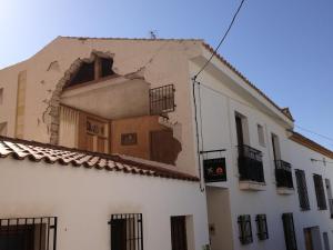 un bâtiment avec un trou sur son côté dans l'établissement Casa Rural Descanso del Quijote, à Belmonte