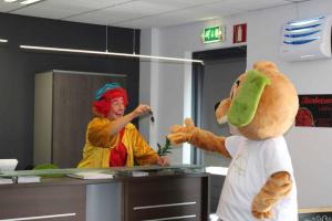 a person with a mascot standing in front of a woman at Lakeview 'Rotorua' 4-6 pers by Kawatea Cottages in Ewijk +70 photos