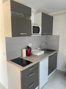 Kuchyň nebo kuchyňský kout v ubytování SunSet Beach Apartman