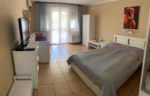 Postel nebo postele na pokoji v ubytování SunSet Beach Apartman
