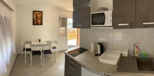 Kuchyň nebo kuchyňský kout v ubytování SunSet Beach Apartman