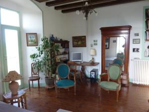 sala de estar con mesa y sillas en Montenaut, en Angles-sur-lʼAnglin