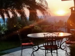 モンテロトンドにあるSunny Hill's Homeの夕日を望むパティオ(テーブル、椅子付)