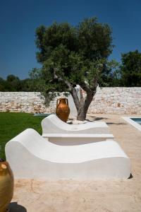 un jarrón sentado en una estructura blanca con un árbol en Villa Bianca - Private swimming pool - Center - by ClickSalento, en Ostuni