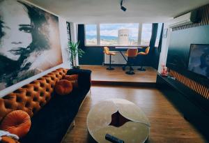 uma sala de estar com um sofá e uma mesa em ELISA Rooftop Luxury Apartments em Skopje