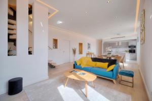 ein Wohnzimmer mit einem blauen Sofa und einem Tisch in der Unterkunft STANDING - NEUF - Croisette- Palais des festivals - 6 pers -3 chbres in Cannes