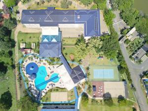 an aerial view of a large building with a swimming pool at Colonial Plaza Hotel Pindamonhangaba in Pindamonhangaba