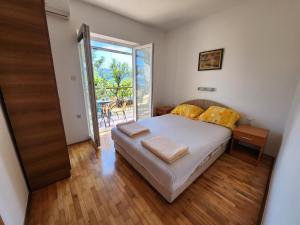 Una cama o camas en una habitación de Sunrise Apartments Baošići