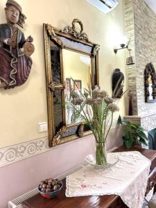 Villa Rahati في Kroústas: إناء من الزهور على طاولة أمام مرآة