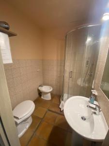 La salle de bains est pourvue de toilettes et d'un lavabo. dans l'établissement B&B Julia's Friends, à Sassari