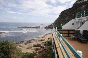 un balcón de una casa con vistas al océano en PARAISO ESTAÑO, Terraza PRIMERA LINEA DE PLAYA, en Gijón