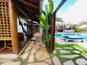 um resort com uma piscina e uma casa em Pousada Pandoro em Trancoso