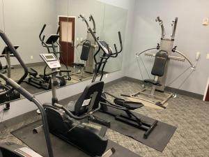 Fitness centrum a/nebo fitness zařízení v ubytování Budget Host Inn and Suites Cameron