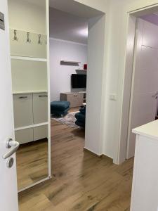 een kamer met een hal met een spiegel en een keuken bij Apartment Shkoder in Shkodër