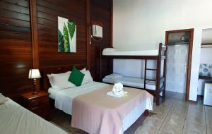 1 dormitorio con 2 camas y 1 litera en Pousada Recanto Verdes Mares, en Arraial do Cabo