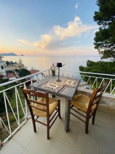 uma mesa e cadeiras numa varanda com vista para o oceano em Palermo relax family house em Altavilla Milicia