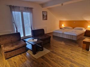 Posteľ alebo postele v izbe v ubytovaní Plitvice Palace + 37 fotografií