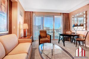un salon avec un canapé et une table dans l'établissement MGM Signature-25-815 Strip View Balcony Studio, à Las Vegas