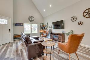 TV a/nebo společenská místnost v ubytování Counce Vacation Rental with Private Deck Near Golf!